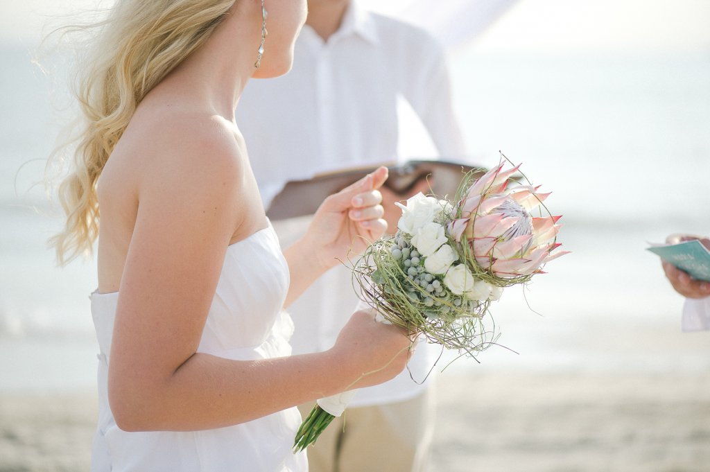 Photo Freier Redner hält Zeremonie am Strand